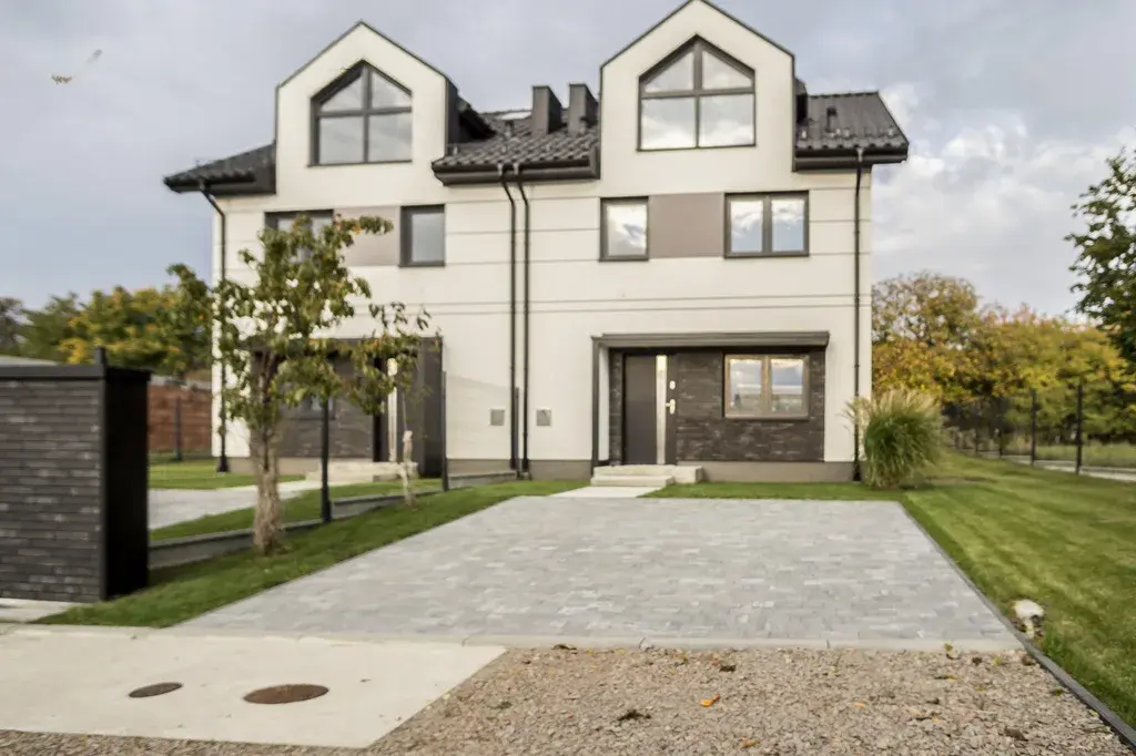 Piękny bliźniak z wyjątkowym poddaszem – zdjęcie 1 - Piękny bliźniak z wyjątkowym poddaszem (zdjęcie 1 z 5)