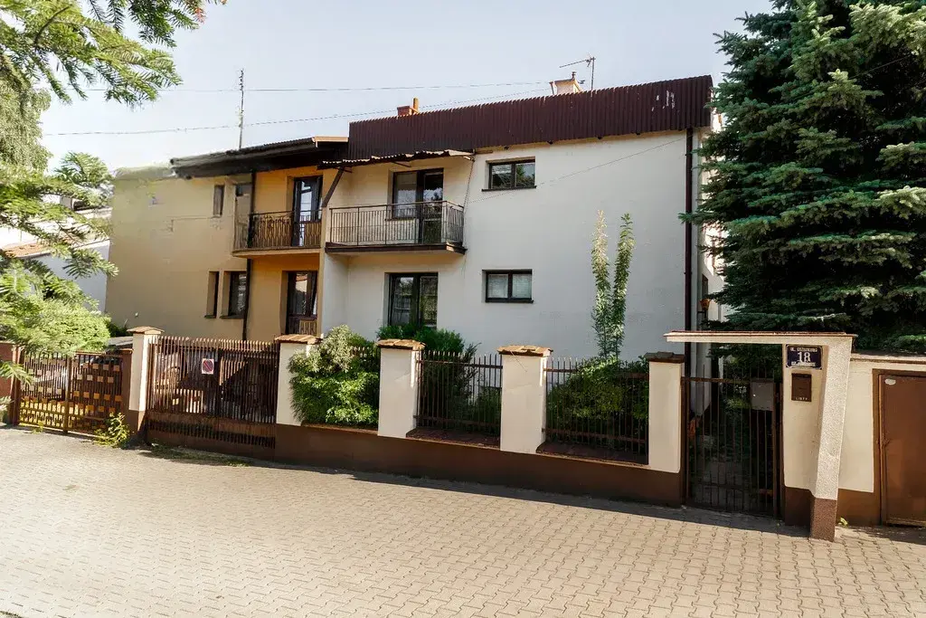 Przestronny dom w zielonej i spokojnej okolicy – zdjęcie 1 - Przestronny dom w zielonej i spokojnej okolicy (zdjęcie 1 z 5)