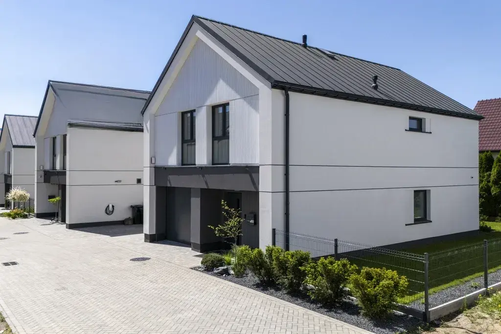 NOWOCZESNY DOM WOLNOSTOJĄCY – OS. FAMILIJNE – zdjęcie 1 - NOWOCZESNY DOM WOLNOSTOJĄCY – OS. FAMILIJNE (zdjęcie 1 z 5)
